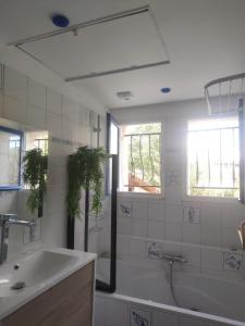 Et badeværelse på La Petite Maison Près de Paris