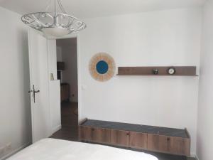 En eller flere senge i et værelse på La Petite Maison Près de Paris