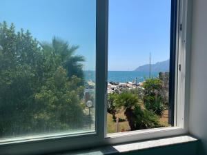 une fenêtre ouverte avec vue sur l'océan dans l'établissement Il Viandante sul Mare, à Salerne