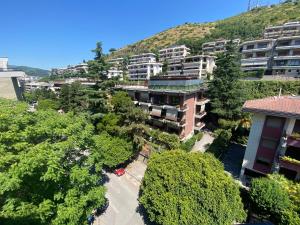 una vista sul tetto di una città con alberi e edifici di Panoramic Rooms Salerno Affittacamere a Salerno