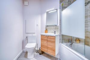 ein Bad mit einem WC, einem Waschbecken und einer Dusche in der Unterkunft LOGEMENT ABEL in Courcouronnes