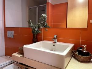 Un baño con un lavabo blanco y un espejo. en Taima Flats 3, en Alicante 31 fotos más