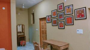 ジョードプルにあるChinkara Resorts Bishnoi Villageのテーブルと壁画のある部屋