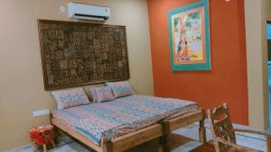 ジョードプルにあるChinkara Resorts Bishnoi Villageのベッドルーム1室(ベッド1台付)