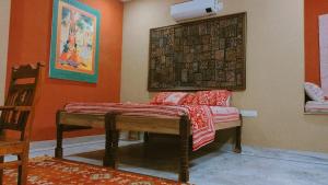 ジョードプルにあるChinkara Resorts Bishnoi Villageの壁のある部屋にソファが備わります。