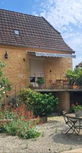 uma casa com um alpendre e um pátio em Chez Sylvie em Excideuil