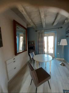 uma sala de jantar com uma mesa e cadeiras e uma janela em Chez Sylvie em Excideuil