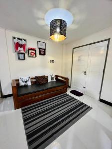 Χώρος καθιστικού στο Tagaytay Swiss cabin Netflix/Wifi/Parking