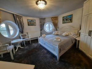 a bedroom with a bed and a table and chairs at Hotel Zamek Karnity in Miłomłyn