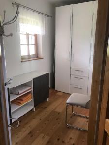 een kamer met een bureau, een stoel en een spiegel bij Sonniges Kellerstöckel im Schilcherland in Deutschlandsberg