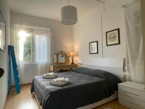 1 dormitorio con cama y espejo en la pared en Villa Anna Bolgheri, en Bolgheri