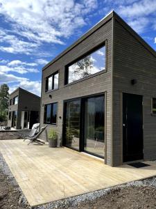 une maison avec une terrasse en bois devant elle dans l'établissement Kavliskogen panorama, à Isfjorden