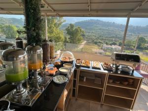 eine Küche mit einer Theke mit Lebensmitteln darauf in der Unterkunft Vogue Boutique Hotel in Vlorë