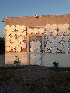 ein Gebäude mit einem Fenster, auf dem Blumen gemalt sind in der Unterkunft Anza Camping in Shkodra