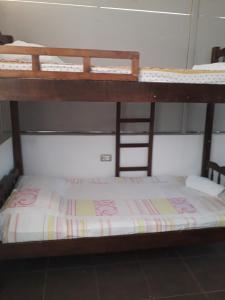 Divstāvu gulta vai divstāvu gultas numurā naktsmītnē Anza Camping