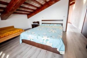 Un dormitorio con una cama con un edredón azul. en Casa de Vacanță S&B, en Brasov 15 fotos más