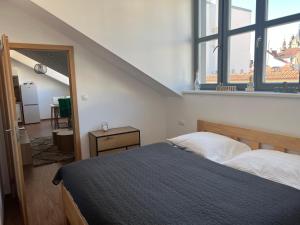 Posteľ alebo postele v izbe v ubytovaní Aviatik apartments