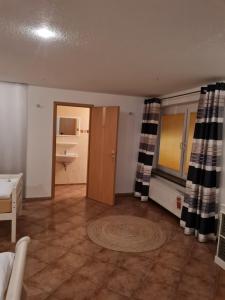 an empty living room with a bathroom and a sink at Zur Sonnenblume in Beyernaumburg