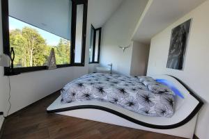 Un pat sau paturi într-o cameră la Hilltop Luxury Villa