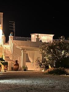 マルッジョにあるCasa alle Colonneの夜間階段のある大きな白い家