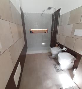 La salle de bains est pourvue de toilettes et d'un lavabo. dans l'établissement Salento Gallipoli Dream Life, à Parabita