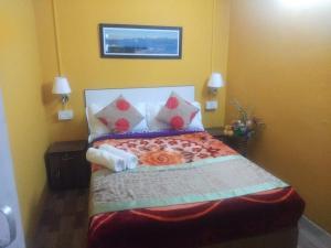 1 dormitorio con 1 cama en una habitación en Beverly Hills Home stay, en Darjeeling