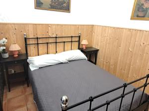 sypialnia z dużym łóżkiem i dwoma szafkami nocnymi w obiekcie Juventus Stadium - comfort e relax w Turynie