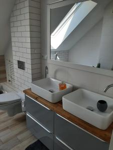 La salle de bains est pourvue d'un lavabo et d'un miroir. dans l'établissement Pokoje w Awokado z pięknymi widokami, Bałtów 184C, à Bałtów