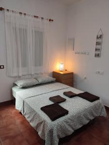 1 dormitorio con 1 cama con 2 toallas en Sunny Holiday Studio, en Málaga