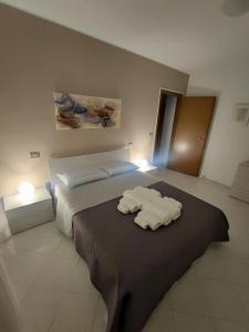 ein Schlafzimmer mit einem Bett mit zwei Handtüchern darauf in der Unterkunft Casa Vacanze Parco del Sole in Rom