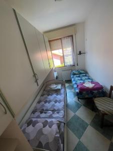 2 Betten in einem kleinen Zimmer mit Fenster in der Unterkunft Casa Smeralda in Ameglia