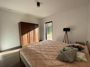 a bedroom with a large bed and a window at Mazurskie Energie dom ekologiczny całoroczny in Stare Juchy