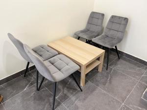 stół i 2 krzesła w pokoju w obiekcie Multi Hostel Lavapies w Madrycie