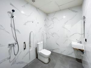 マドリードにあるMulti Hostel Lavapiesの白いバスルーム(トイレ、シャワー付)