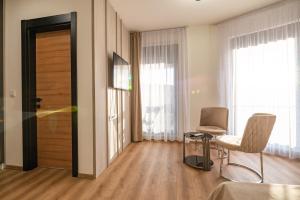 TV a/nebo společenská místnost v ubytování Dulamerovic Hotel
