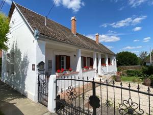 a white house with a fence in front of it at VB36 Vendégház in Villány
