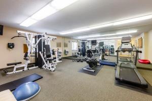 un gimnasio con cintas de correr y máquinas en una habitación en Candlewood Suites Savannah Airport, an IHG Hotel, en Savannah