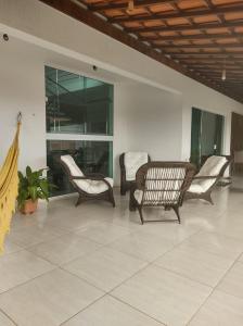 - un salon avec des chaises et une table dans l'établissement Casa PatachAmar, à Porto de Pedras