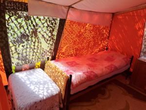 niewielka sypialnia z łóżkiem i oknem w obiekcie MFN - Šator 1 w mieście Visoko