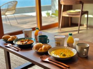 uma mesa com pratos de comida e bebidas em L'isola THE BIRD em Kami Amakusa