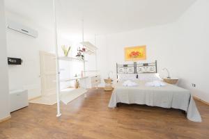 A bed or beds in a room at Giardino Nascosto