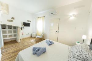 A bed or beds in a room at Giardino Nascosto