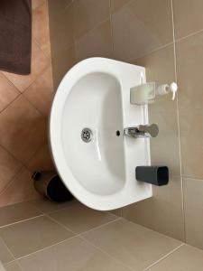 A bathroom at Kondé Apartments A
