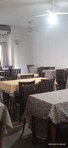 une salle à manger lumineuse avec des tables et des chaises. dans l'établissement Hotel ESER, à San Pedro