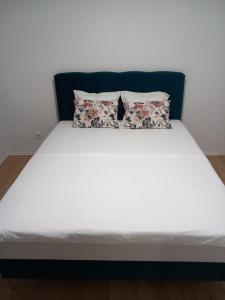 Posteľ alebo postele v izbe v ubytovaní MURIC Apartman 9