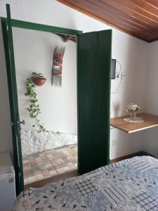 uma porta verde num quarto com uma cama em Studio do Carmo Boutique Hotel em Salvador