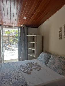 Una cama con arco en un dormitorio en Studio do Carmo Boutique Hotel en Salvador