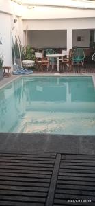 - une grande piscine avec une table et des chaises dans l'établissement Hotel ESER, à San Pedro
