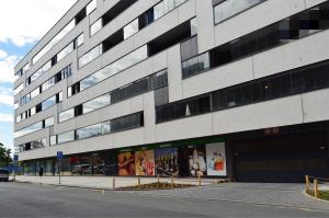 Un gran edificio blanco al costado de una calle. en Apartment with Free Parking in Prague, en Praga