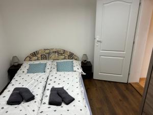 A bed or beds in a room at Kondé Apartments A